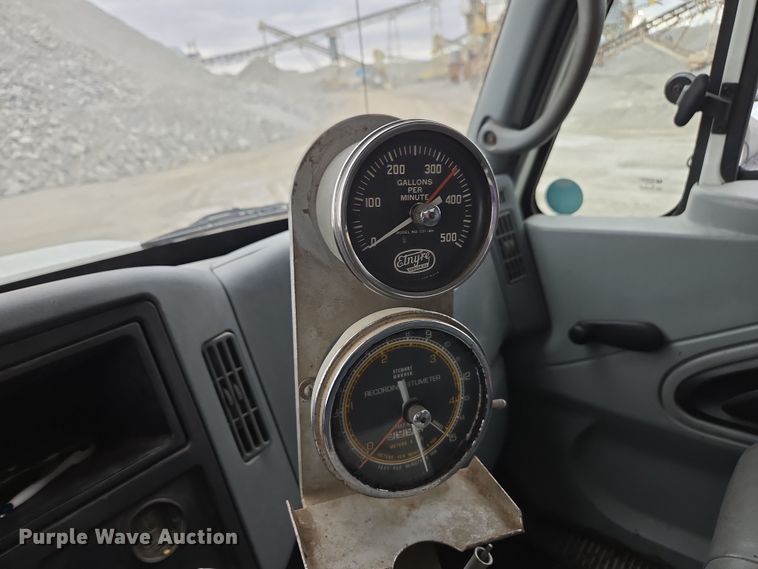 image for item DW1882 2007 International 4300 oil distributor truck