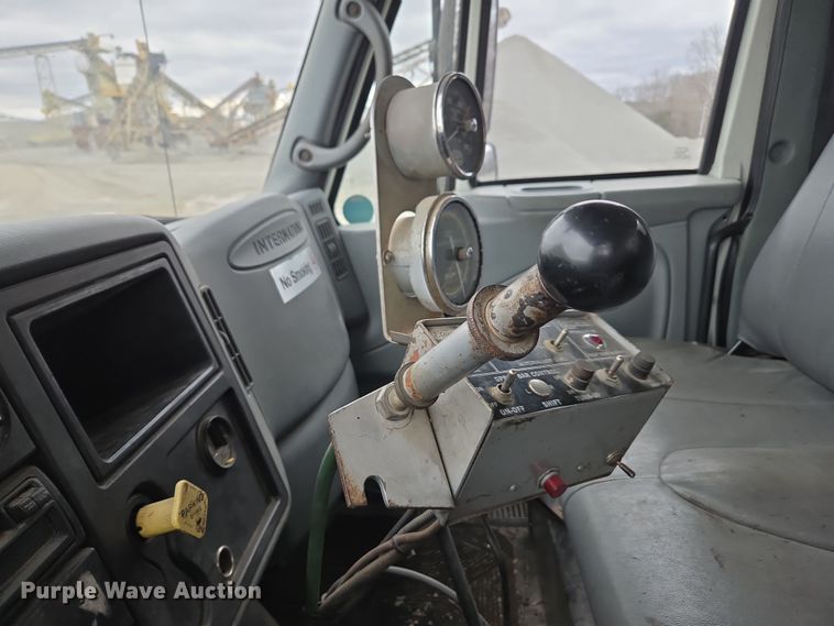 image for item DW1882 2007 International 4300 oil distributor truck