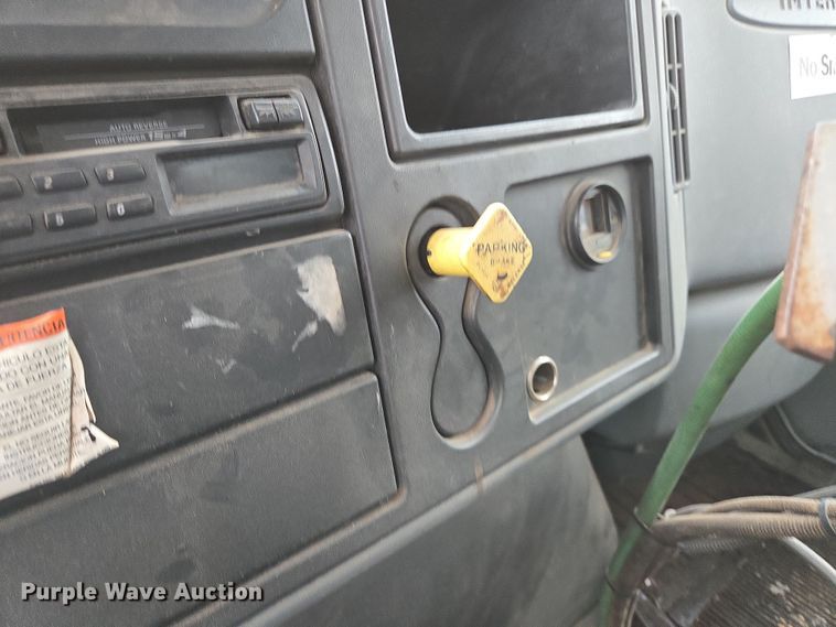 image for item DW1882 2007 International 4300 oil distributor truck