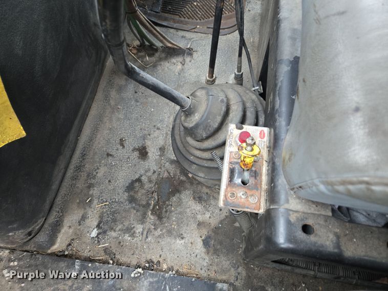 image for item DW1882 2007 International 4300 oil distributor truck