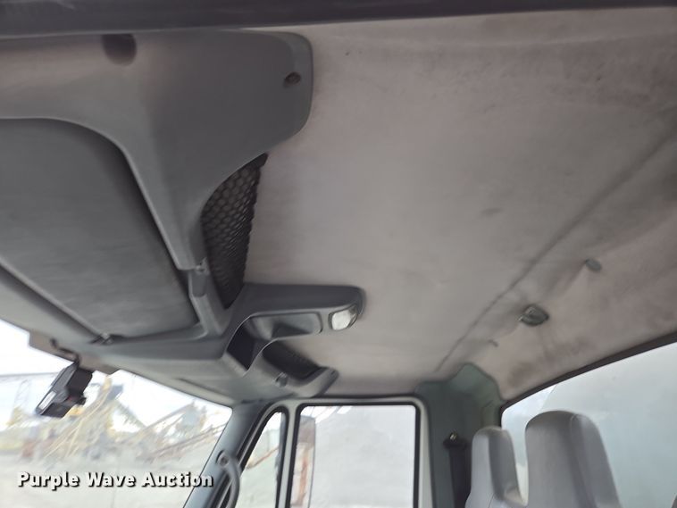 image for item DW1882 2007 International 4300 oil distributor truck