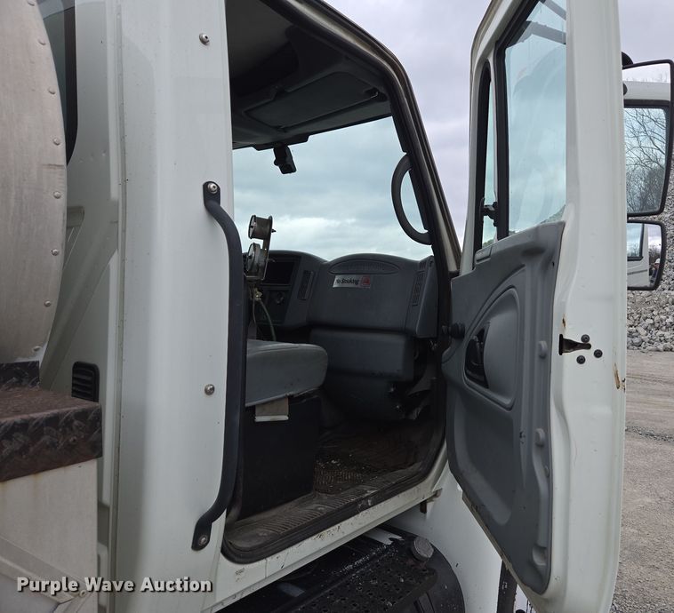 image for item DW1882 2007 International 4300 oil distributor truck