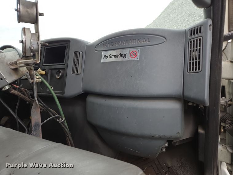 image for item DW1882 2007 International 4300 oil distributor truck