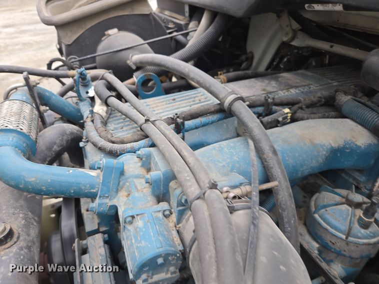 image for item DW1882 2007 International 4300 oil distributor truck