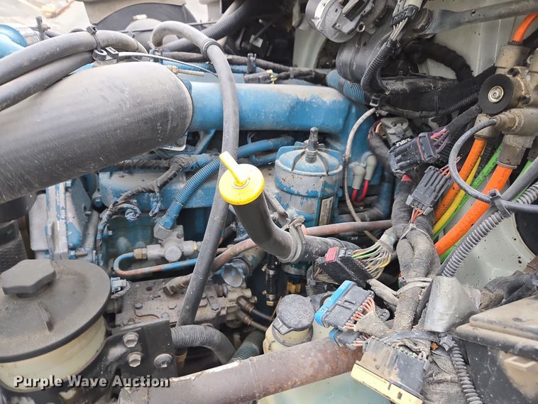 image for item DW1882 2007 International 4300 oil distributor truck