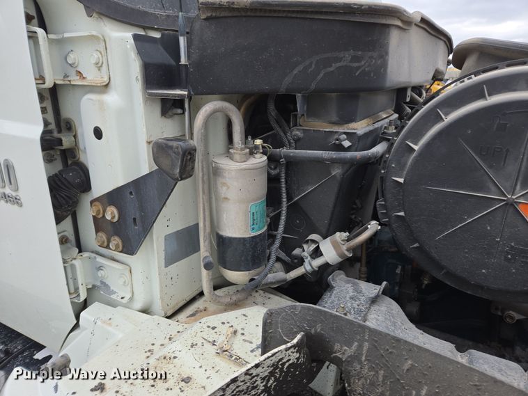 image for item DW1882 2007 International 4300 oil distributor truck