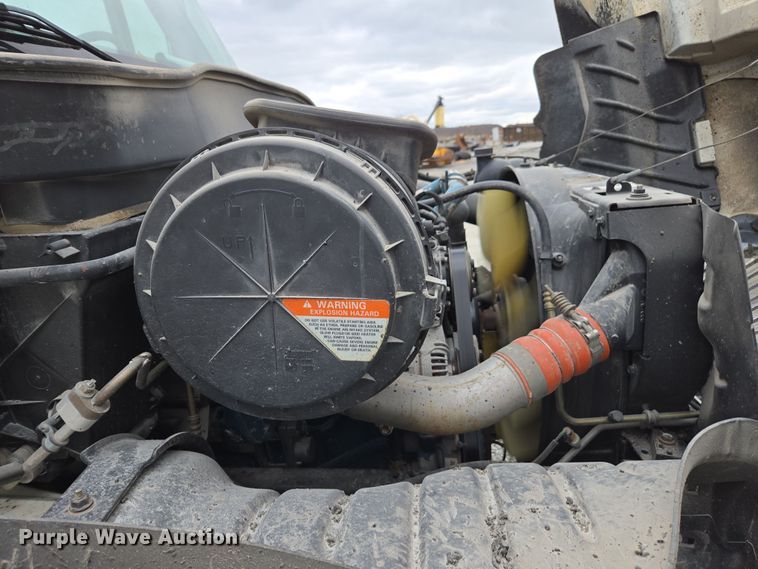 image for item DW1882 2007 International 4300 oil distributor truck