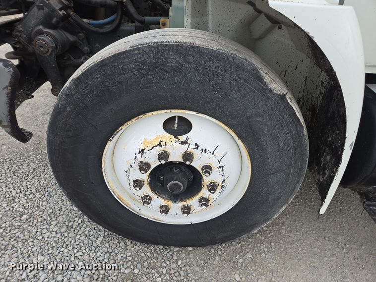 image for item DW1882 2007 International 4300 oil distributor truck