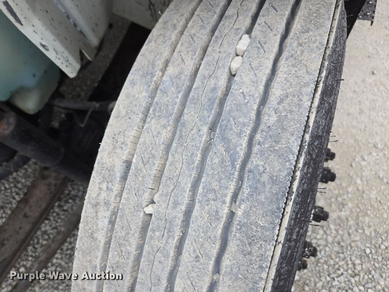 image for item DW1882 2007 International 4300 oil distributor truck