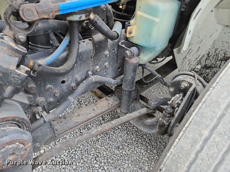 image for item DW1882 2007 International 4300 oil distributor truck