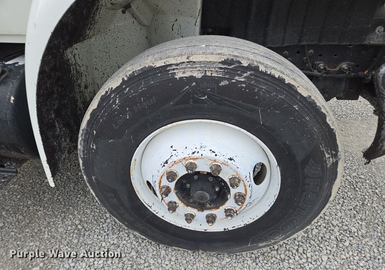 image for item DW1882 2007 International 4300 oil distributor truck