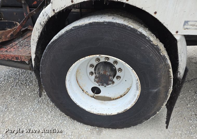 image for item DW1882 2007 International 4300 oil distributor truck