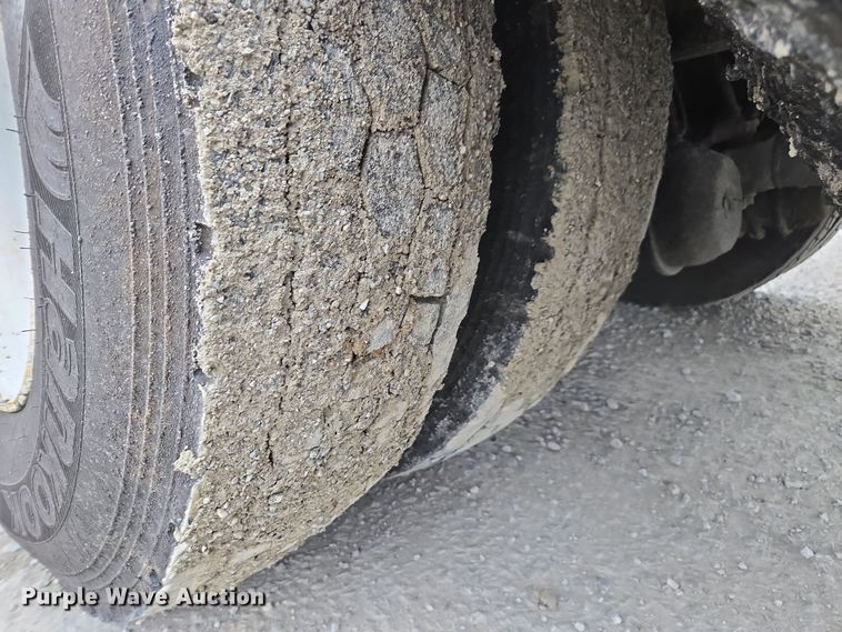 image for item DW1882 2007 International 4300 oil distributor truck