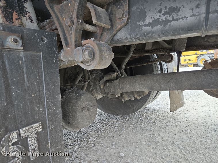 image for item DW1882 2007 International 4300 oil distributor truck