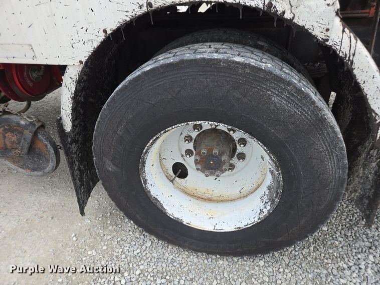 image for item DW1882 2007 International 4300 oil distributor truck