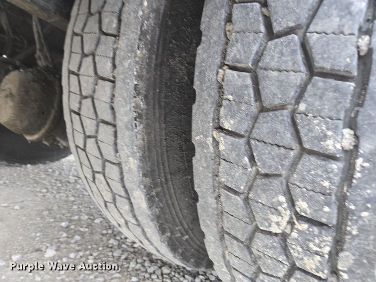 image for item DW1882 2007 International 4300 oil distributor truck