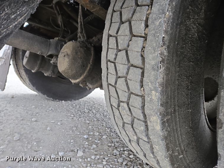 image for item DW1882 2007 International 4300 oil distributor truck