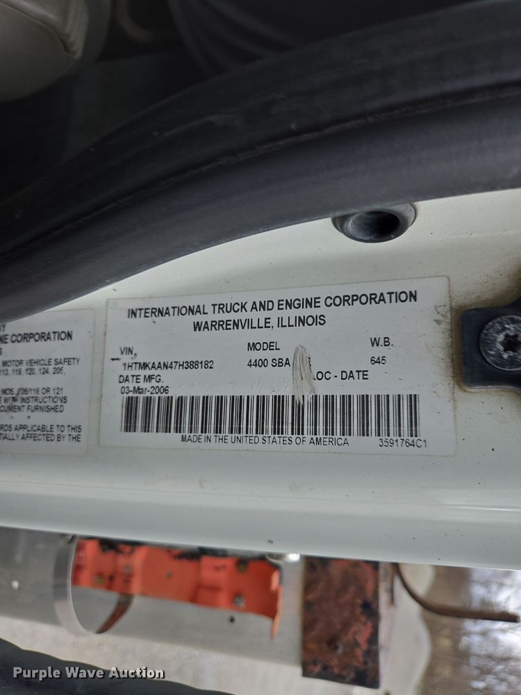 image for item DW1882 2007 International 4300 oil distributor truck