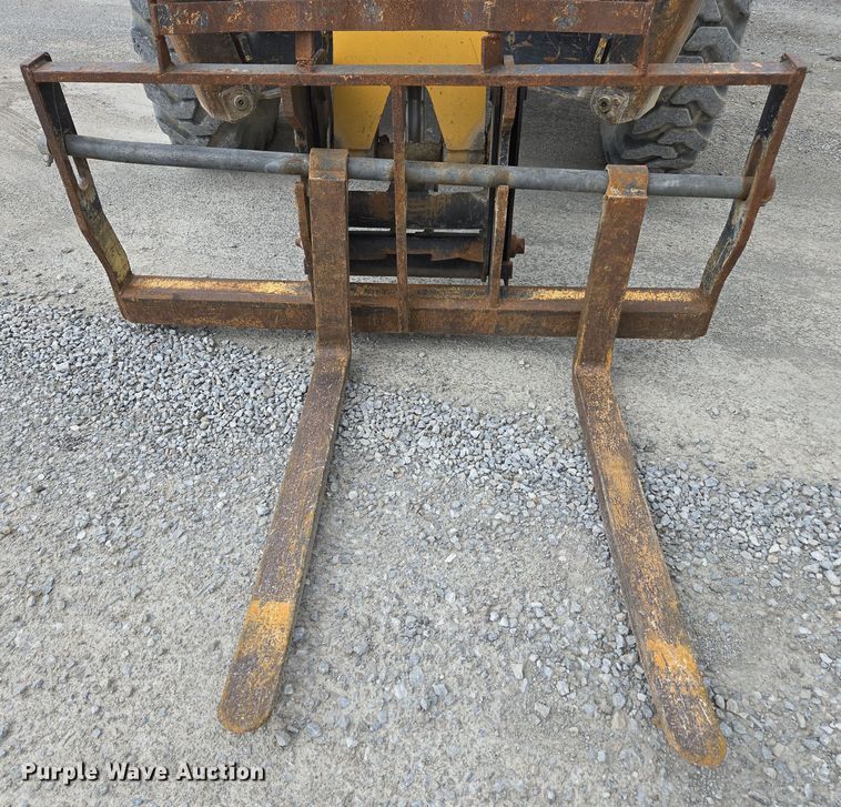 image for item DW1883 2007 Caterpillar TL1055 telehandler