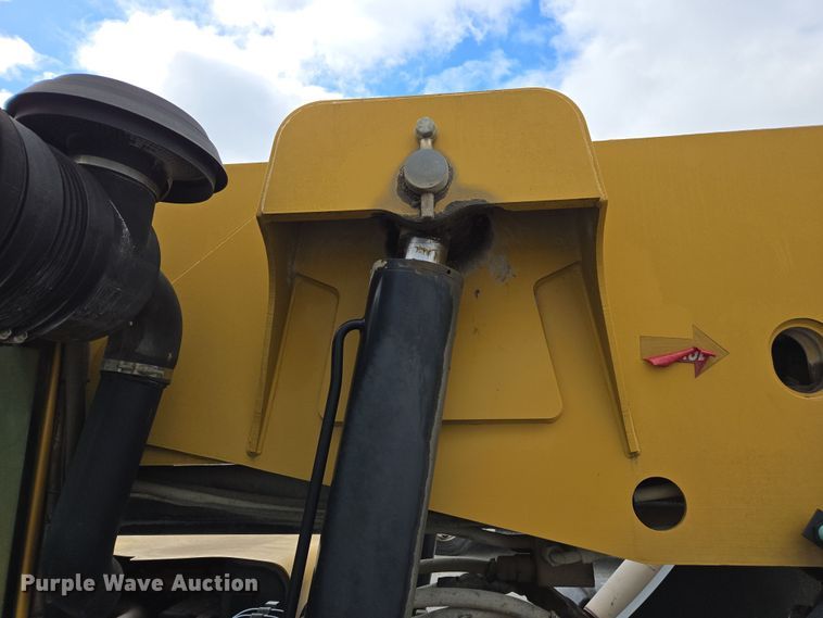 image for item DW1883 2007 Caterpillar TL1055 telehandler