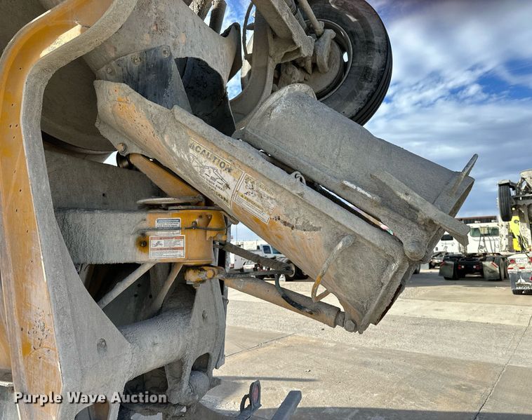 image for item DW5062 2019 Peterbilt 567 ready mix truck