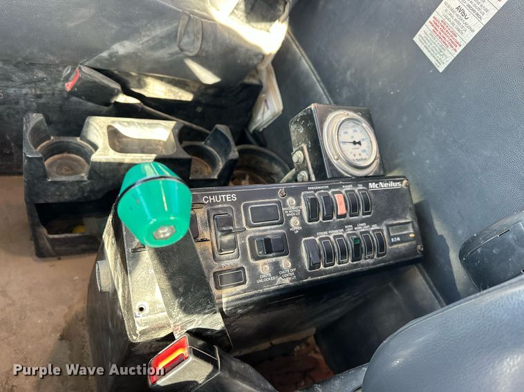 image for item DW5063 2016 Peterbilt 365 ready mix truck