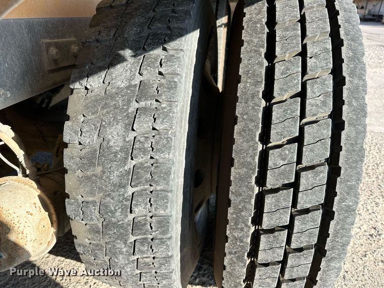 image for item DW5063 2016 Peterbilt 365 ready mix truck