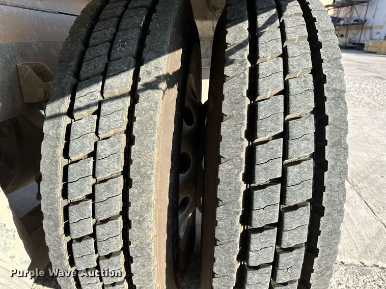 image for item DW5063 2016 Peterbilt 365 ready mix truck