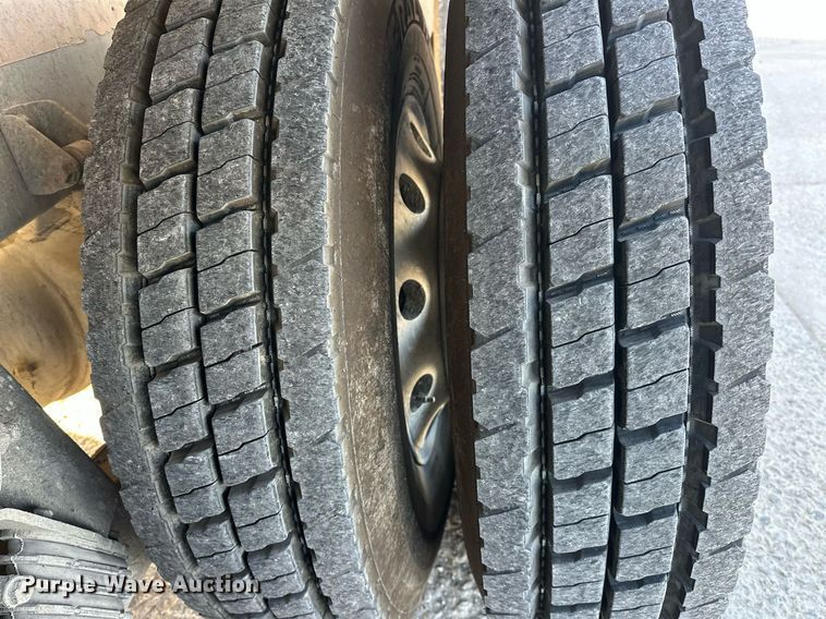 image for item DW5063 2016 Peterbilt 365 ready mix truck