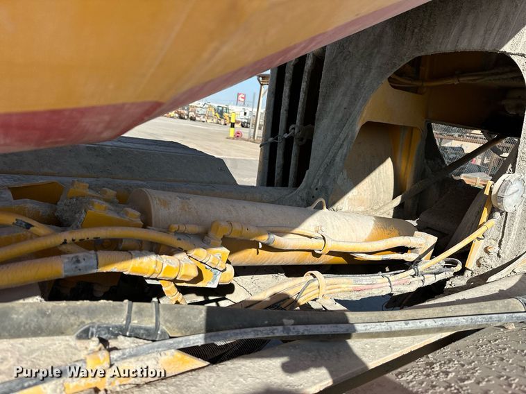 image for item DW5064 2019 Peterbilt 365 ready mix truck