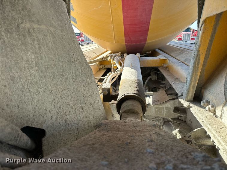 image for item DW5064 2019 Peterbilt 365 ready mix truck