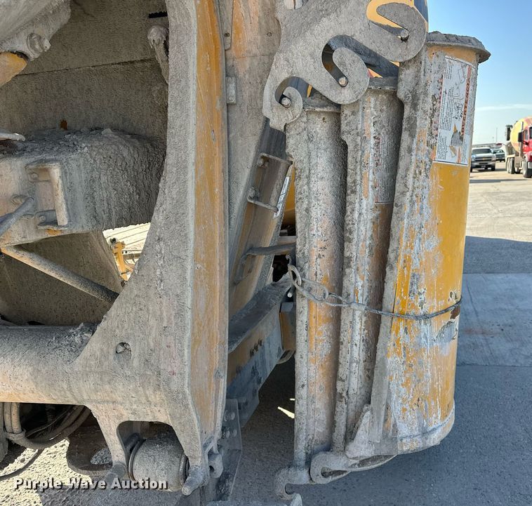 image for item DW5064 2019 Peterbilt 365 ready mix truck