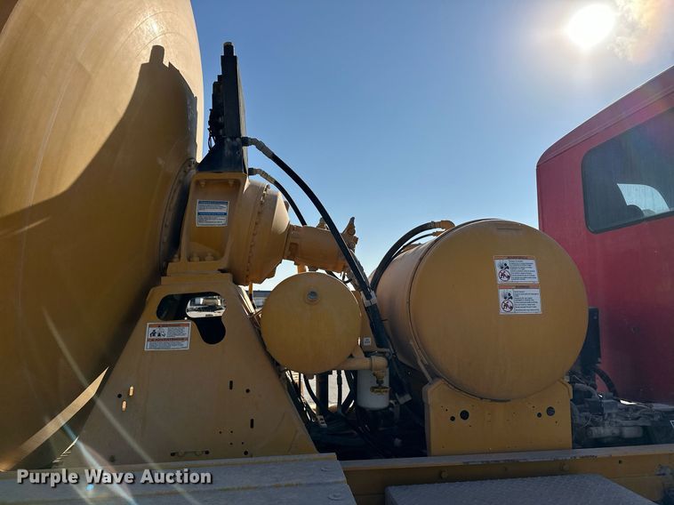 image for item DW5064 2019 Peterbilt 365 ready mix truck