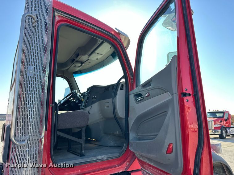 image for item DW5064 2019 Peterbilt 365 ready mix truck