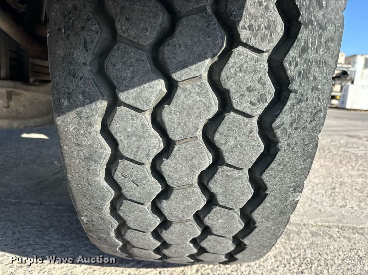 image for item DW5064 2019 Peterbilt 365 ready mix truck