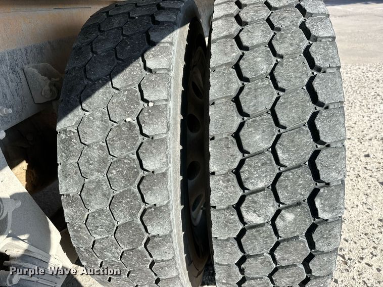 image for item DW5064 2019 Peterbilt 365 ready mix truck