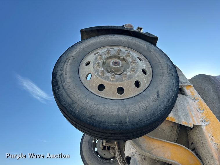 image for item DW5064 2019 Peterbilt 365 ready mix truck