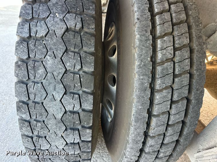 image for item DW5064 2019 Peterbilt 365 ready mix truck