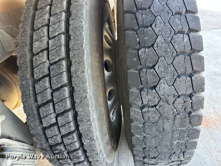 image for item DW5064 2019 Peterbilt 365 ready mix truck