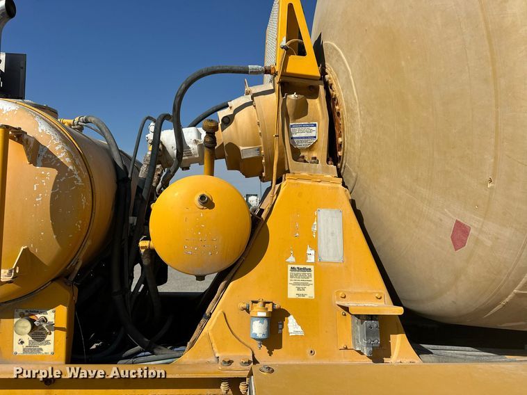 image for item DW5065 2014 Peterbilt 365 ready mix truck