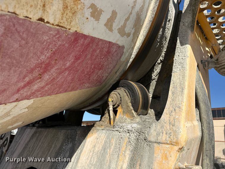 image for item DW5065 2014 Peterbilt 365 ready mix truck