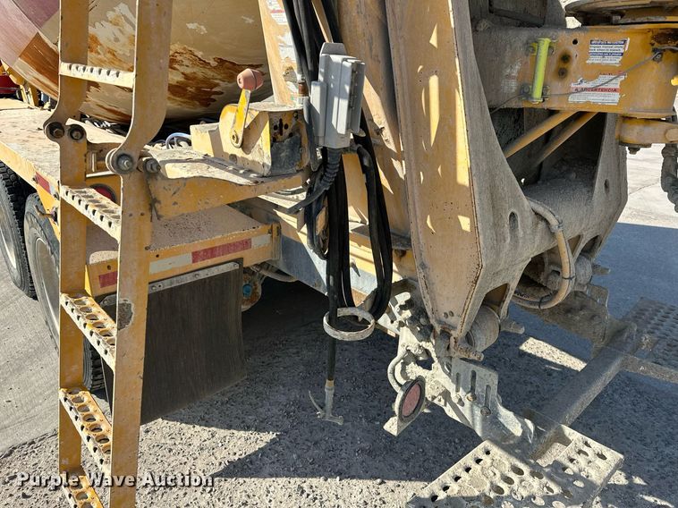image for item DW5065 2014 Peterbilt 365 ready mix truck