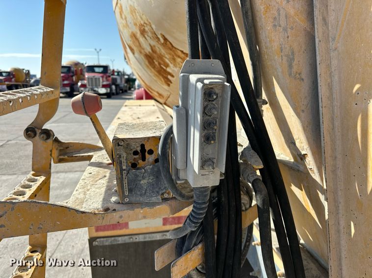 image for item DW5065 2014 Peterbilt 365 ready mix truck