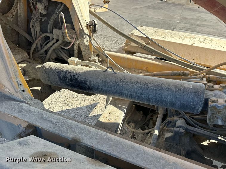 image for item DW5065 2014 Peterbilt 365 ready mix truck