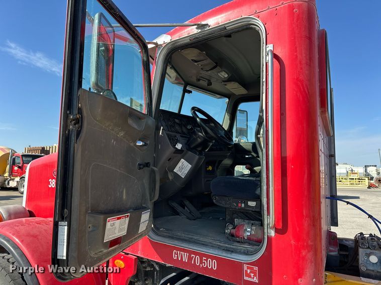 image for item DW5065 2014 Peterbilt 365 ready mix truck