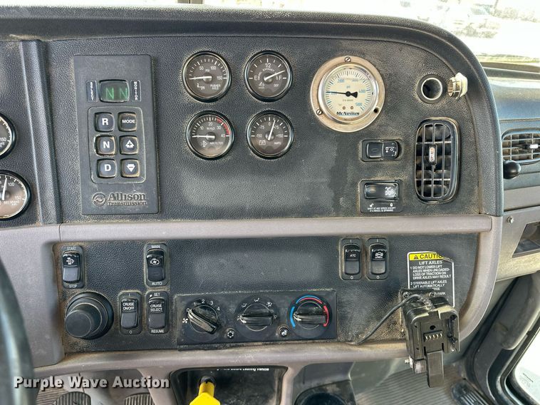 image for item DW5065 2014 Peterbilt 365 ready mix truck