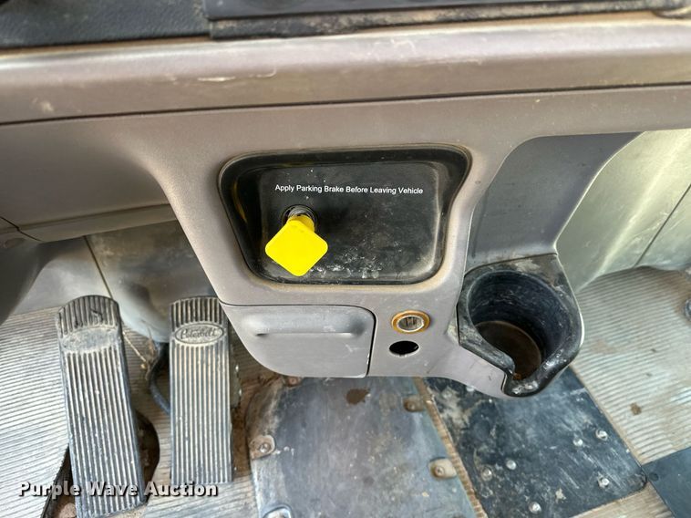 image for item DW5065 2014 Peterbilt 365 ready mix truck