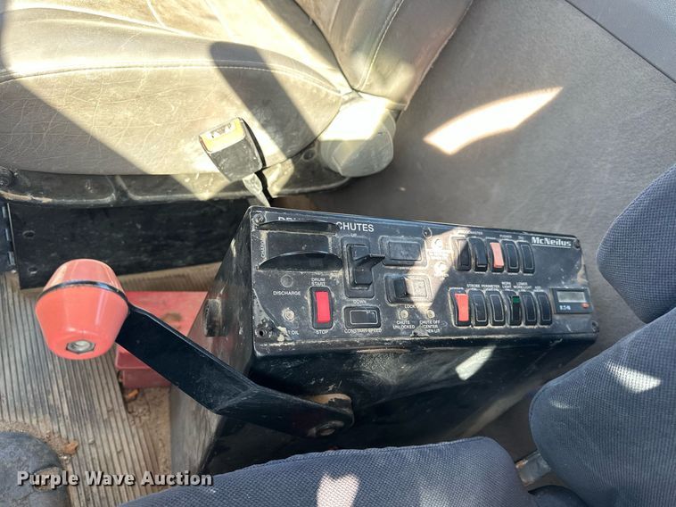 image for item DW5065 2014 Peterbilt 365 ready mix truck