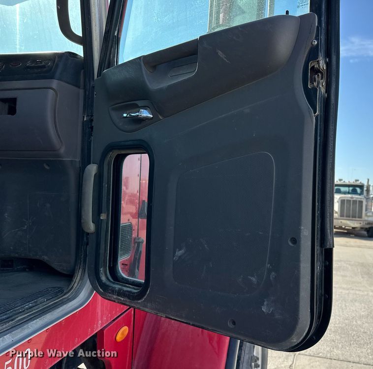 image for item DW5065 2014 Peterbilt 365 ready mix truck