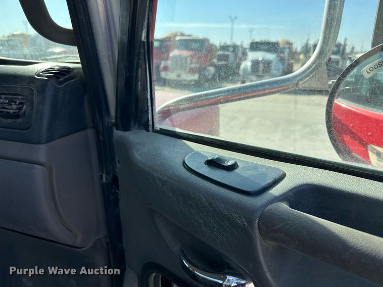 image for item DW5065 2014 Peterbilt 365 ready mix truck